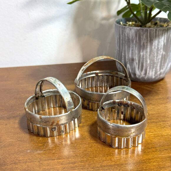Vintage Set of 3 Metal Scalloped Edge Biscuit Cookie Cutters With Handles - Picture 1 of 8